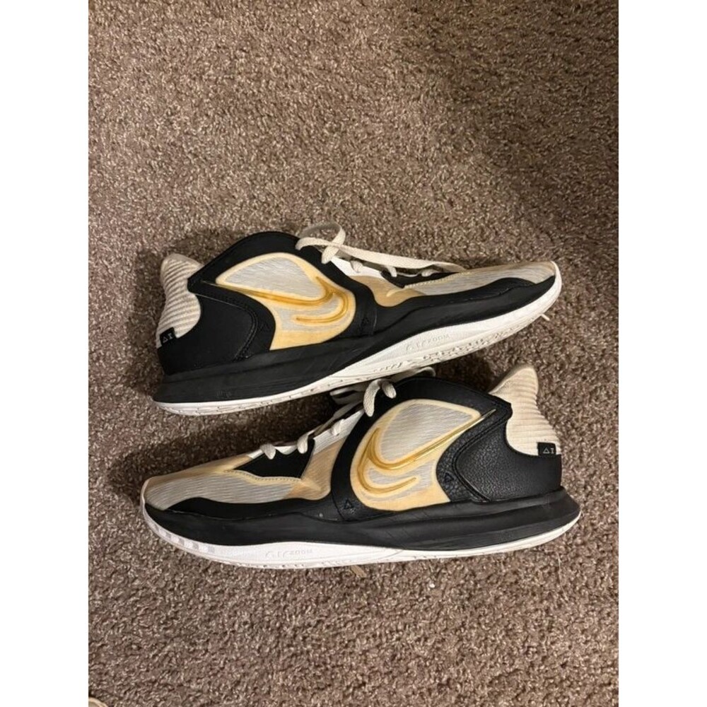 Nike Men’s Size 12 Kyrie Low Top Basketball Shoes